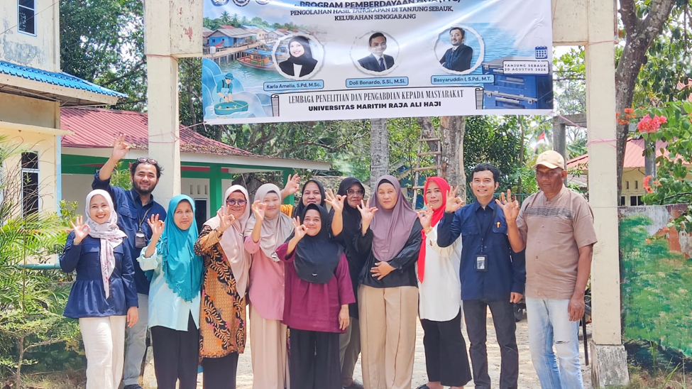 Pelatihan dan penerapan alat pengering kerupuk ikan oleh Tim PKM UMRAH