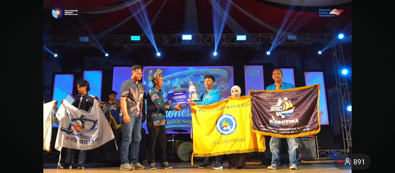Tim UKM Robotika UMRAH menerima penghargaan pada KKI 2026