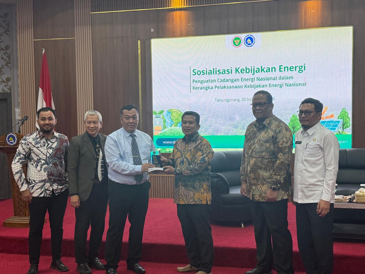 Pemberian cinderamata dari Rektor UMRAH kepada Dewan Energi Nasional